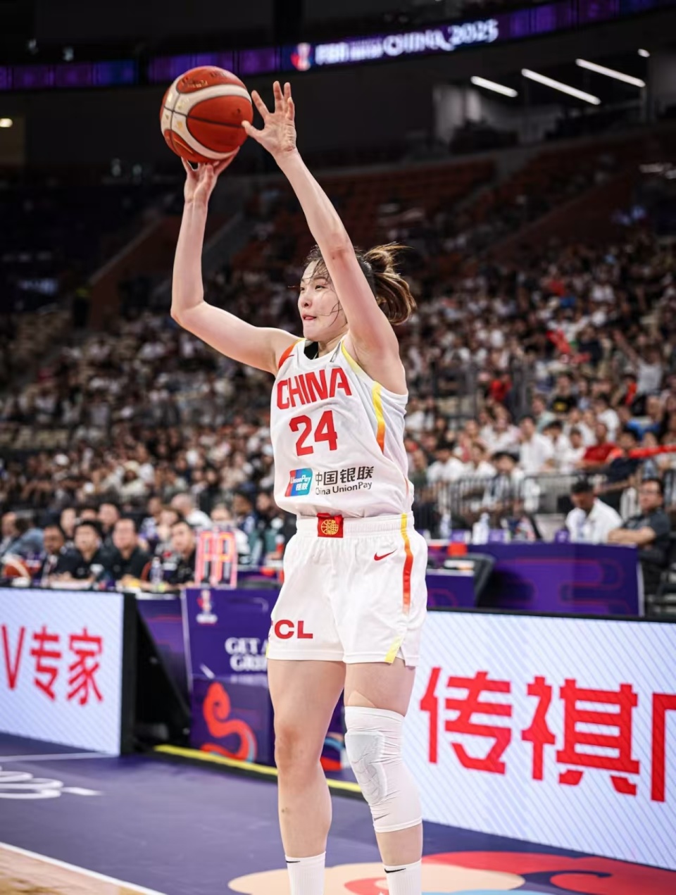 颁奖台上捧, 她通过在昆