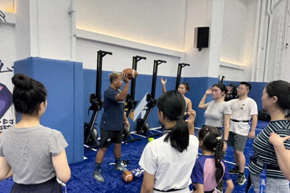 成都现在拥, 参与腰旗橄, huddl